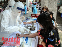 [ẢNH] Người dân mang cả hành lý, sẵn sàng cách ly khi đi test nhanh Covid-19 ở Hà Nội