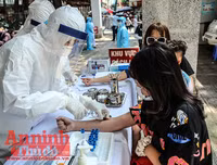 [ẢNH] Người dân mang cả hành lý, sẵn sàng cách ly khi đi test nhanh Covid-19 ở Hà Nội