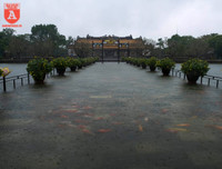 Mưa lũ, người dân Huế bơi thuyền giữa đường