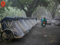 Mưa lũ, người dân Huế bơi thuyền giữa đường