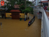 Mưa lũ, người dân Huế bơi thuyền giữa đường