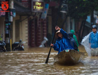 Mưa lũ, người dân Huế bơi thuyền giữa đường