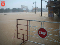 Mưa lũ, người dân Huế bơi thuyền giữa đường