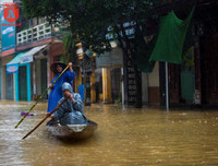 Mưa lũ, người dân Huế bơi thuyền giữa đường