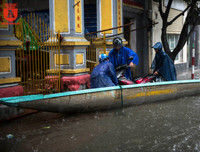 Mưa lũ, người dân Huế bơi thuyền giữa đường