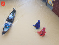 Mưa lũ, người dân Huế bơi thuyền giữa đường