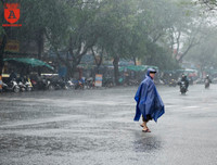 Mưa lũ, người dân Huế bơi thuyền giữa đường