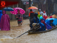 Mưa lũ, người dân Huế bơi thuyền giữa đường