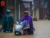 Mưa lũ, người dân Huế bơi thuyền giữa đường