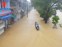 Mưa lũ, người dân Huế bơi thuyền giữa đường