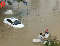 Mưa lũ, người dân Huế bơi thuyền giữa đường