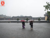 Mưa lũ, người dân Huế bơi thuyền giữa đường