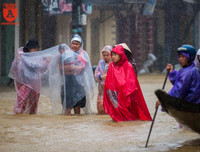 Mưa lũ, người dân Huế bơi thuyền giữa đường