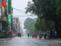 Mưa lũ, người dân Huế bơi thuyền giữa đường