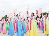 [ẢNH] Hàng trăm nghìn người Triều Tiên đổ ra đường chào đón ông Tập Cận Bình