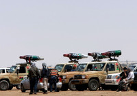 [ẢNH] Nga học tập phiến quân Lybia chế tạo tổ hợp pháo phản lực trên xe bán tải