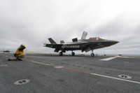 [ẢNH] Tàu đổ bộ tối tân nhất của Mỹ mang đầy F-35B tập trận tại Biển Đông