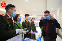 Lan tỏa tinh thần tặng khẩu trang vì cộng đồng trong lực lượng Công an