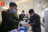 Lan tỏa tinh thần tặng khẩu trang vì cộng đồng trong lực lượng Công an