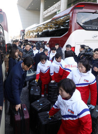 Các vận động viên khúc côn cầu và nhóm tiền trạm của Triều Tiên tới Hàn Quốc