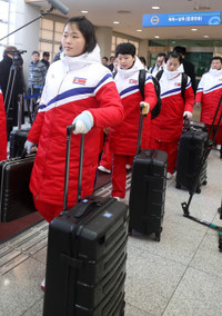 Các vận động viên khúc côn cầu và nhóm tiền trạm của Triều Tiên tới Hàn Quốc