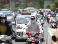 Người lao động mưu sinh giữa nắng nóng