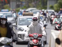 Người lao động mưu sinh giữa nắng nóng