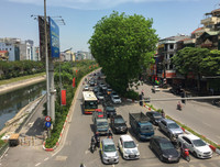 Người lao động mưu sinh giữa nắng nóng