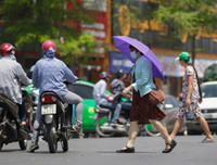 Người lao động mưu sinh giữa nắng nóng