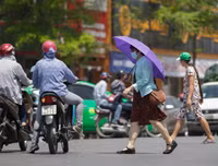 Người lao động mưu sinh giữa nắng nóng