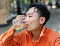 Người lao động mưu sinh giữa nắng nóng