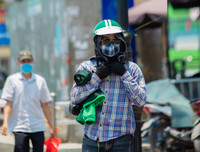 Người lao động mưu sinh giữa nắng nóng