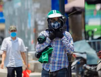 Người lao động mưu sinh giữa nắng nóng