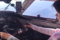 [ẢNH] Quá nguy hiểm khi phi công cho bạn gái cầm lái máy bay chở khách