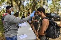 [ẢNH] Cảnh tang thương ở Ecuador: Dùng thùng carton thay quan tài bệnh nhân Covid-19