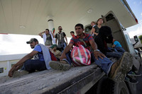 [ẢNH] Hành trình gian khổ của đoàn người di cư Honduras đang đổ về biên giới với Mỹ