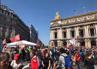 Hàng nghìn người tuần hành phản đối Tổng thống Pháp tại thủ đô Paris