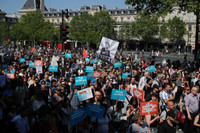 Hàng nghìn người tuần hành phản đối Tổng thống Pháp tại thủ đô Paris