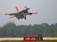 [ẢNH] Mỹ ‘biến’ chiến đấu cơ F-16 thành... bia tập bắn