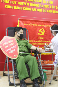 Ngời sắc đỏ chiến sỹ công an hiến máu tình nguyện vì cộng đồng
