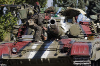 [ẢNH] Xe tăng Ukraine rầm rập tiến về cảng Mariupol khi căng thẳng gia tăng