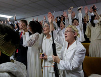 Kì lạ nghi lễ tôn thờ súng đạn tổ chức ở nhà thờ của Mỹ