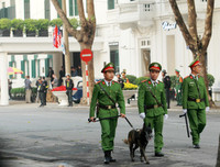 Cảnh khuyển tranh tài tấn công tội phạm, phát hiện thuốc nổ