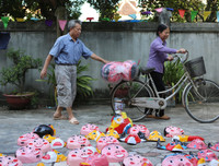 Trung thu sớm ở làng làm mặt nạ giấy bồi