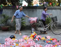 Trung thu sớm ở làng làm mặt nạ giấy bồi