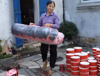 Trung thu sớm ở làng làm mặt nạ giấy bồi