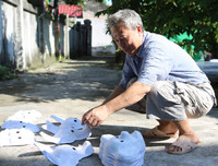 Trung thu sớm ở làng làm mặt nạ giấy bồi