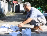 Trung thu sớm ở làng làm mặt nạ giấy bồi