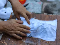 Trung thu sớm ở làng làm mặt nạ giấy bồi