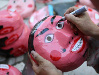 Trung thu sớm ở làng làm mặt nạ giấy bồi